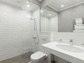 Trudny wybór w małej łazience – wanna czy prysznic?