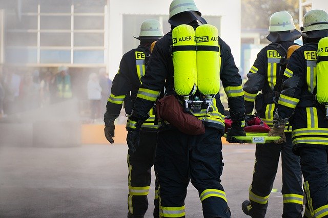 Niebezpieczeństwa w pracy strażaka – czy warto nim zostać?