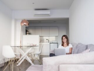Jak ochłodzić mieszkanie bez konieczności instalowania drogiego klimatyzatora – proste i tanie metody Polecamy