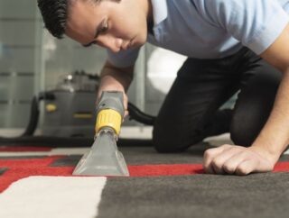 Jak samodzielnie położyć wykładzinę dywanową na klej lub taśmę – krok po kroku instrukcja montażu