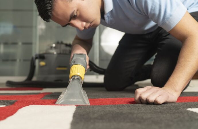 Jak samodzielnie położyć wykładzinę dywanową na klej lub taśmę – krok po kroku instrukcja montażu