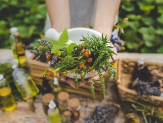 Jak wykonać skrzynkę na zioła do uprawy domowej na balkonie oraz parapecie?